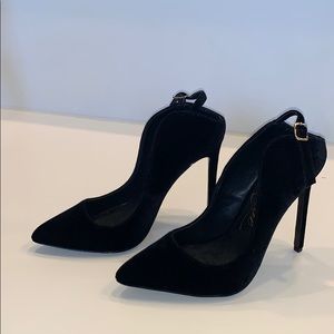 New Black Velvet Pumps - Sz 7 - Never Worn